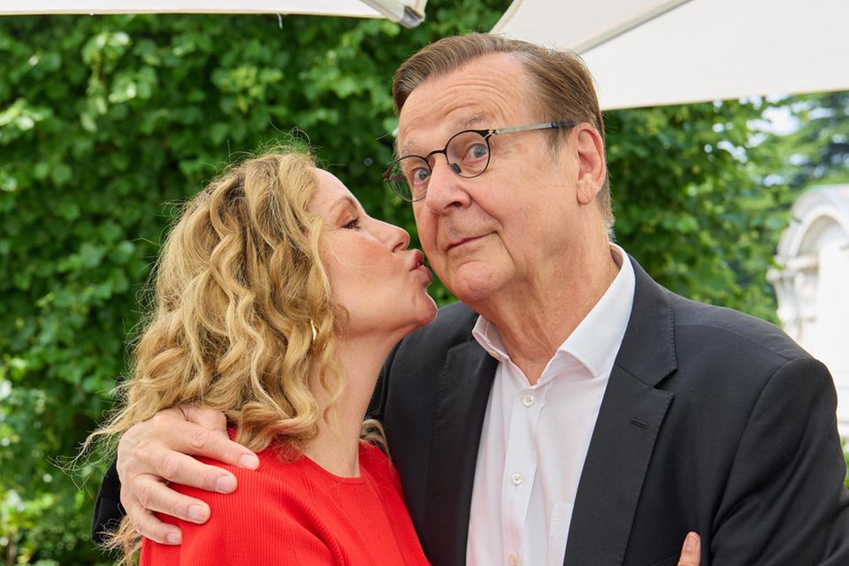 Hans Mahr lädt anlässlich seines 75. Geburtstags zur Feier ins Do & CO Albertina in Wien und wird dabei nicht nur von seinen Gästen, sondern vor allem von Ehefrau Katja Burkard gefeiert. Vor der Kamera gibt es sogar ein Küsschen für das Geburtstagskind. 