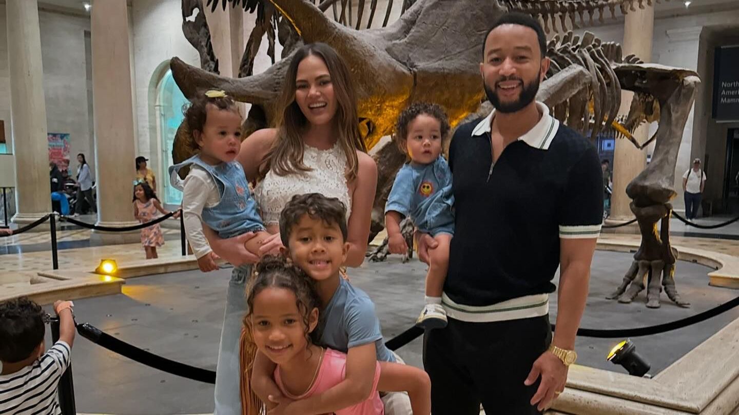 John Legend + Chrissy Teigen: "Chaotischer" Ausflug mit der ganzen Familie