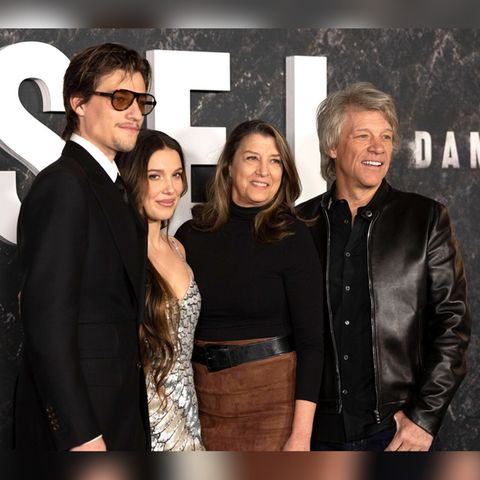 Jake Bongiovi (l.), Millie Bobby Brown, Jon Bon Jovi und Dorothea Hurley bei der "Damsel"-Premiere in New York.