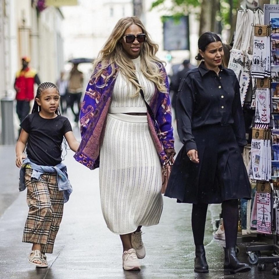 28 Mai 2024 Serena Williams und Tochter Olympia erobern Paris! Das Mutter-Tochter-Duo wird in der französischen Hauptstadt beim Shopping gesichtet. Nur die Schirme fehlen, als die beiden von einem Regenschauer überrascht werden. Da heißt es, ab in die nächste Luxusboutique. 