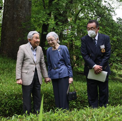 Wie rührend! Auch beim Spaziergang durch den Garten im Nikko Tamozawa Imperial Villa Memorial Park hält sich das emeritierte Kaiserpaar die ganze Zeit an den Händen. 