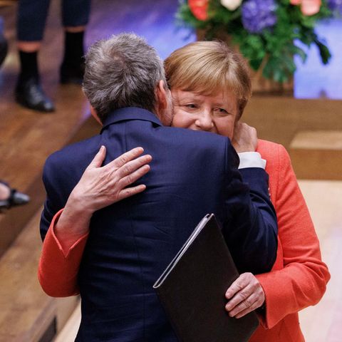 Angela Merkel umarmt nach ihrer Laudatio den Schauspieler Ulrich Matthes.