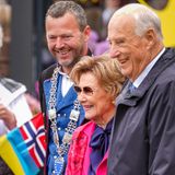 Im Hafen angekommen, werden Königin Sonja und König Harald herzlich empfangen. 