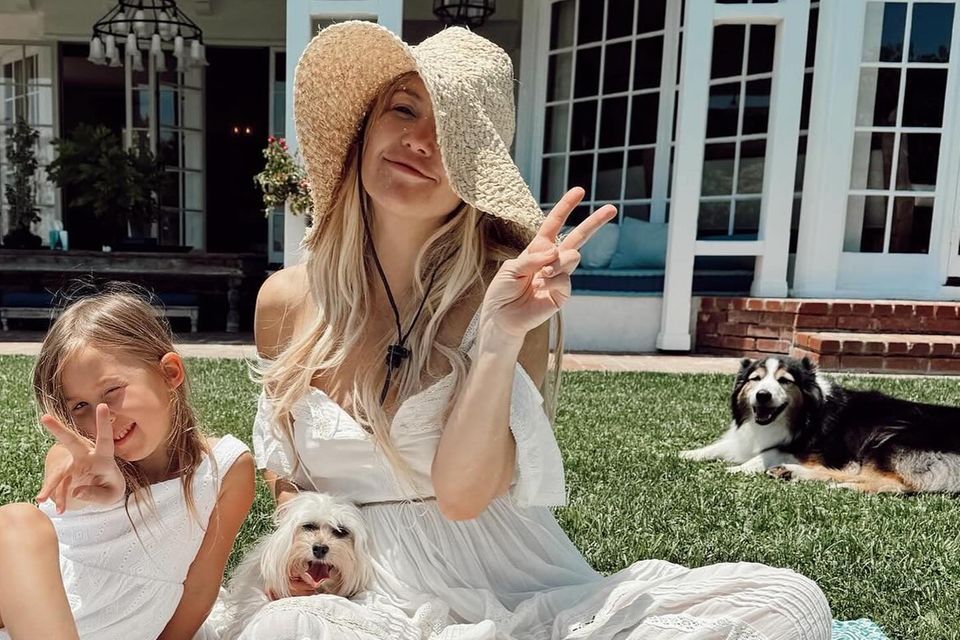 28. Mai 2024 Kate Hudson und Tochter Rani genießen ihr langes Wochenende bei einem sonnigen Picknick im Garten. Hinter der Kamera steht natürlich Kates Verlobter, Danny Fujikawa. Herrlich, diese Familienidylle!