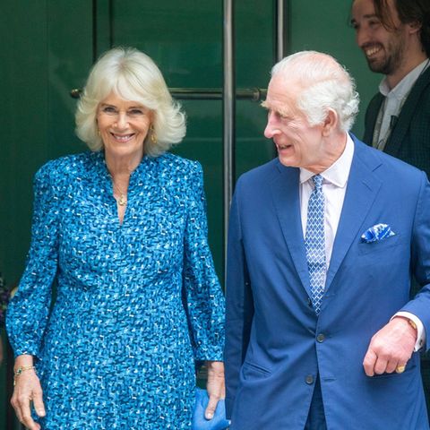 König Charles und Königin Camilla setzten bei ihrem Besuch der Royal Academy of Dramatic Art ganz auf die Farbe Blau.