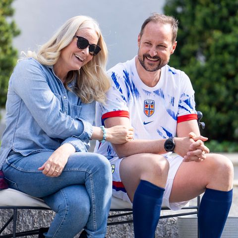 Haakon gönnt sich neben seiner Frau eine kleine Kuschel-Pause auf der Bank. Während die beiden sich prächtig amüsieren, streichelt Mette-Marit ihrem Mann über den Arm. Mit so viel Liebe im Gepäck schießt der Prinz danach bestimmt doppelt so gut.