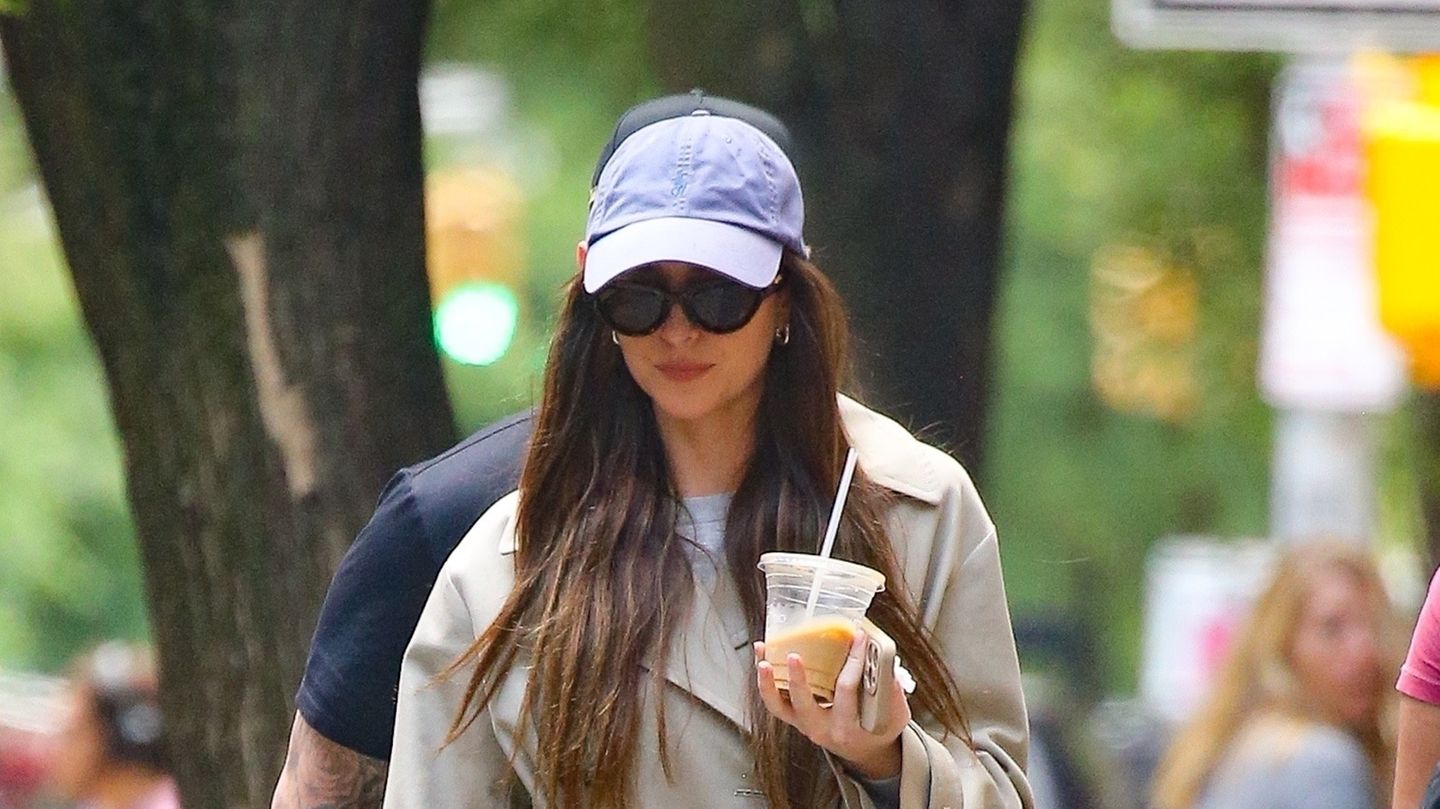 Schluck für Schluck: Dakota Johnson bleibt lieber unerkannt