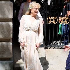 Nicht nur Blake Lively wird fälschlicherweise als Braut bezeichnet, auch Meryl Streep könnte mit ihrem elfenbeinfarbenen Spitzenkleid mit V-Ausschnitt und Taillierung gleich vor den Traualtar treten – jedoch nicht im realen Leben. Die Schauspielerin befindet sich ebenfalls am Set. Aktuell dreht sie für "Only Murders in the Building" in den Straßen New Yorks. 