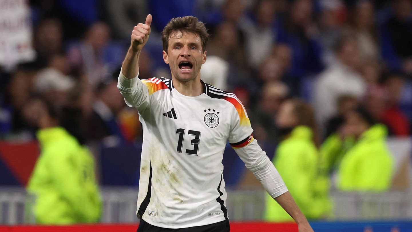 Thomas Müller : Fans rasten aus: Er tauscht vor EM Sportdress gegen coolen Western-Look