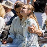 30. Mai 2024 Kronprinzessin Victoria und Prinzessin Estelle sind ein Herz und eine Seele. Das wird bei der Einweihung einer Skulptur von Giuseppe Penone in Stockholm deutlich, an der auch Prinz Daniel teilgenommen hat. Mit ihren sommerlich-floralen Kleidern in Weiß und Grüntönen bilden sie nicht nur ein stilsicheres Doppel. Im Publikum sitzend lässt es sich die zukünftige Königin Schwedens nicht nehmen, ihre Tochter liebevoll zu umarmen. Und das genießt Estelle sichtlich. Was für eine herzerwärmende Szene!