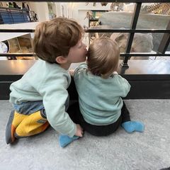 Dieses Geburtstagsfoto lässt nicht nur das Herz von Mama Eugenie höher hüpfen, denn August gibt seinem jüngeren Bruder hier einen zärtlichen Kuss auf die Wange. Happy Birthday, kleiner Ernie! 