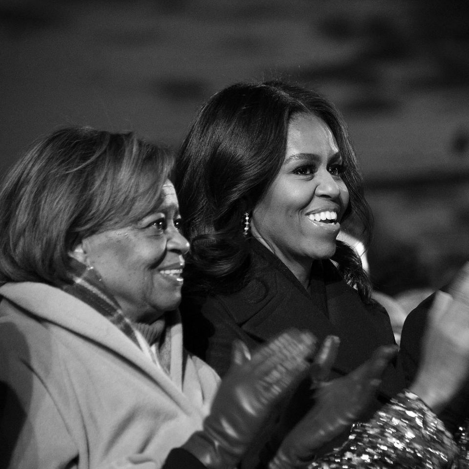 Dezember 2015: Marian Robinson (l.) neben ihrer Tochter, der damaligen First Lady Michelle Obama, und ihrem Schwiegersohn, Ex-US-Präsident Barack Obama.