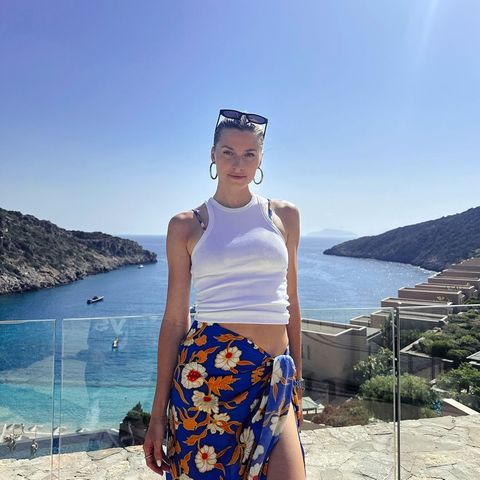 "Habe schon lange nicht mehr so eine schöne und ruhige Bucht gesehen", schreibt Lena Gercke zu diesem Foto auf Instagram. Doch während sie nur Augen für das Meer zu haben scheint, haben ihre Follower:innen nur Augen für sie. Natürlich wie immer und im blauen Blumen-Rock und passendem Bikini posiert das Model vor einer grandiosen Kulisse auf Kreta. 
