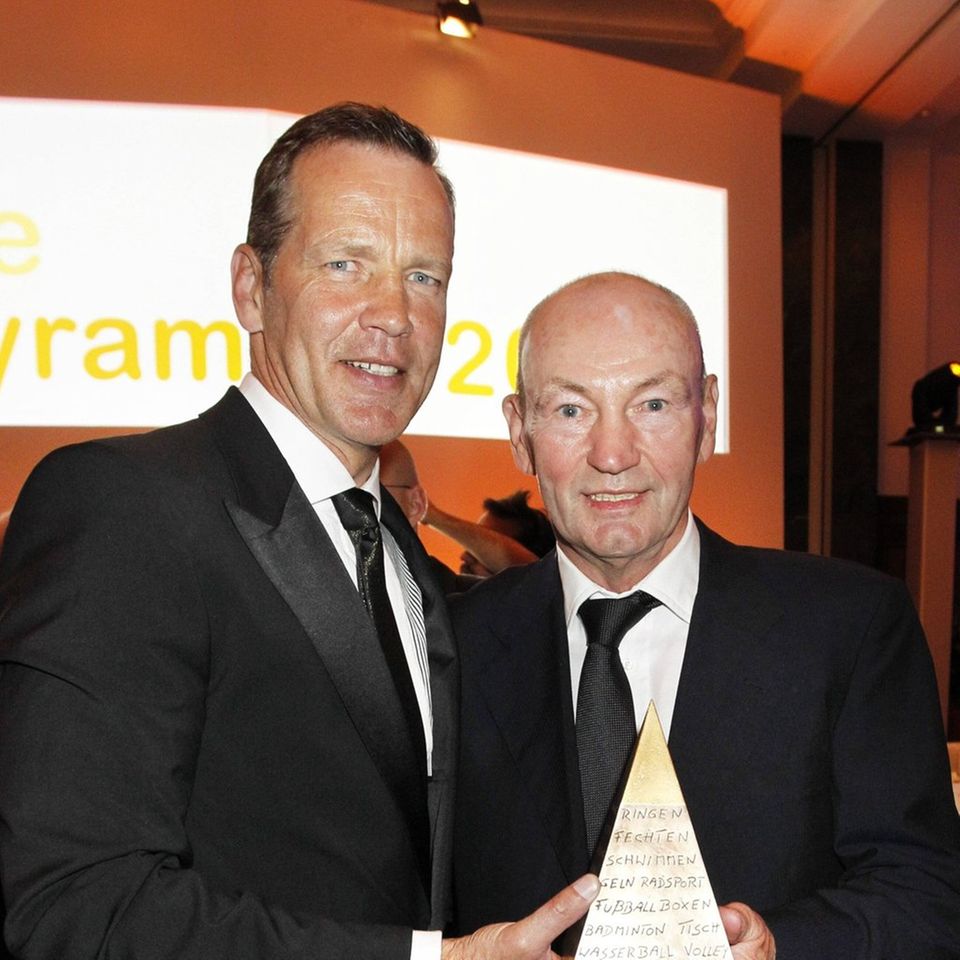 Rührender Moment: 2012 gab Henry Maske (l.) seinen Preis "Goldene Sportpyramide" bei der Verleihung in Berlin an seinen Traine