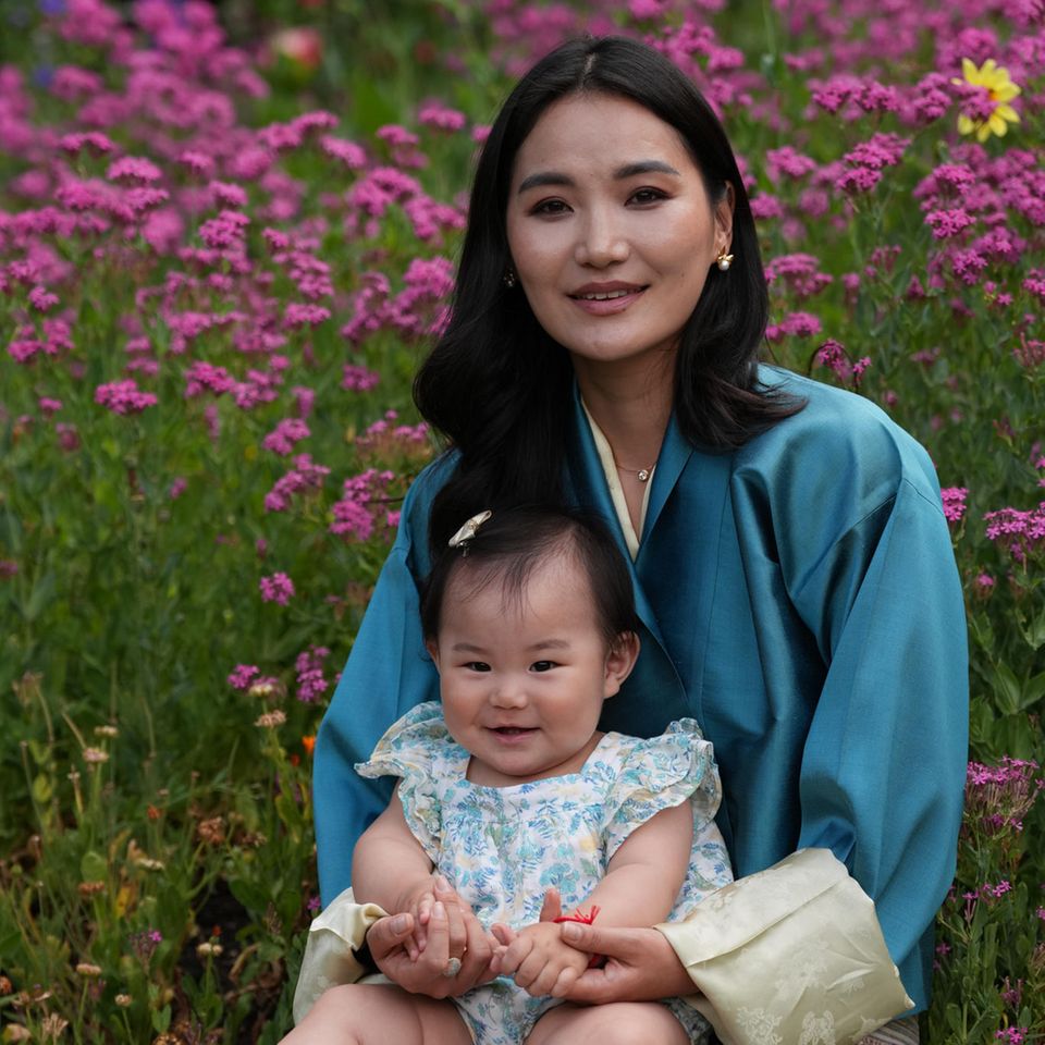 4. Juni 2024 Königin Jetsun Pema feiert heute ihren 34. Geburtstag. Zu diesem besonderen Anlass teilt der Palast neue Fotos der Königin aus Bhutan, auf dem ein niedlicher Überraschungsgast zu sehen ist: Prinzessin Sonam Yangden sitzt fröhlich auf dem Schoss ihrer Mutter. Die wunderschönen Aufnahmen sind im Garten des Lingkana Palast in Timphu entstanden.