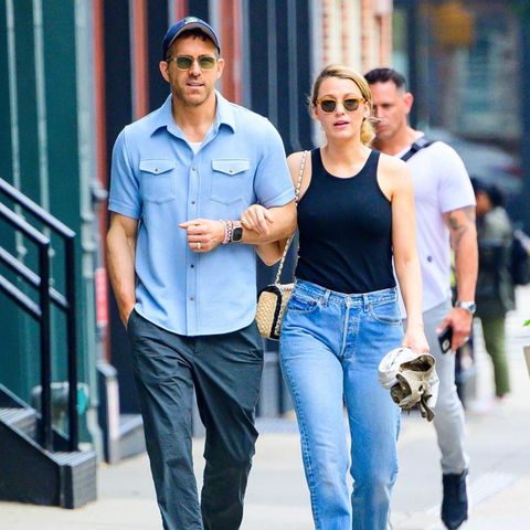 Im Gleichschritt und Arm-in-Arm genießen Ryan Reynolds und Blake Lively ihre Zweisamkeit bei einem Spaziergang durch New York. Harmonisch sind auch die aufeinander abgestimmten, lässig-legeren Outfits des Paares. Identische Schuhe und die gleiche Sonnenbrille machen den Look kurzerhand zum Partnerlook und verraten, dass sich Ryan und Blake auch auf modischer Ebene bestens zu verstehen scheinen.