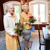 Bei ihrem Termin wird Königin Margrethe von Prinzessin Benedikte begleitet. Zusammen führen die Schwestern ihren Rundgang durch das Schloss fort. 
