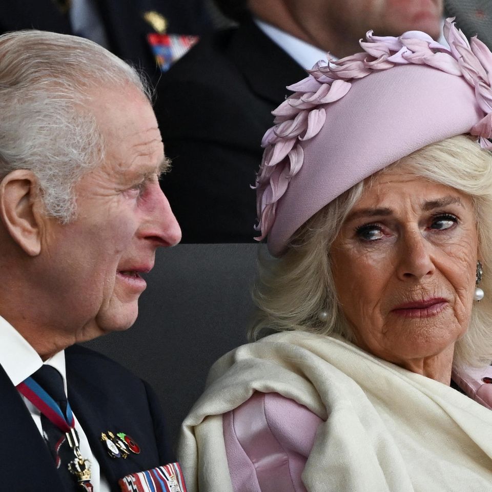 Königin Camilla wird ebenfalls von ihren Emotionen übermannt und blickt mit Tränen in den Augen Richtung Charles. 