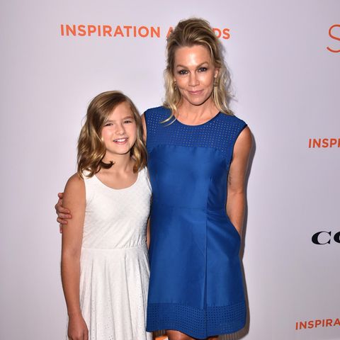 Bei den Inspiration Awards 2018 in Beverly Hills begleitet die damals 11-jährige Fiona Eve Facinelli ihre Mutter Jennie Garth auf den Red Carpet. Das Band von Mutter und Tochter ist unübersehbar, so sieht Fiona Eve mit ihren Haaren und ihrem Lächeln wie ein Mini-Me ihrer Mutter aus. 