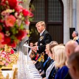 Nachdem die Gäste ihre Plätze eingenommen haben, hält König Willem-Alexander eine Begrüßungsrede.