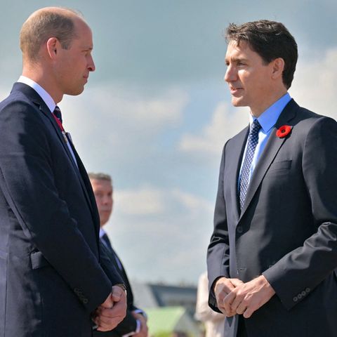 Kanadas Premierminister Justin Trudeau (r.) im Gespräch mit Prinz William in Courseulles-sur-Mer.