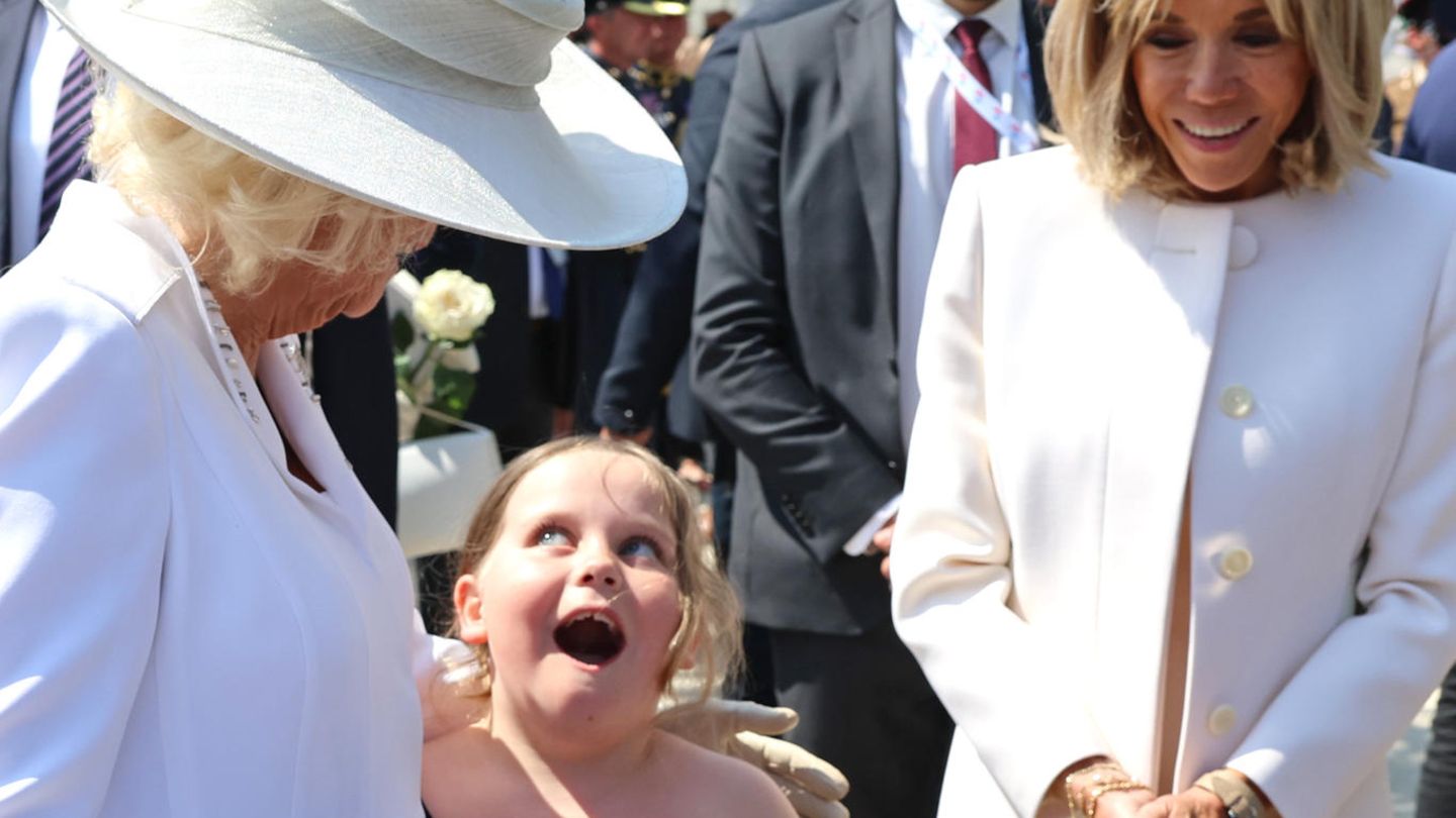 Königin Camilla: Beim D-Day wird sie von einem kleinen Mädchen verfolgt