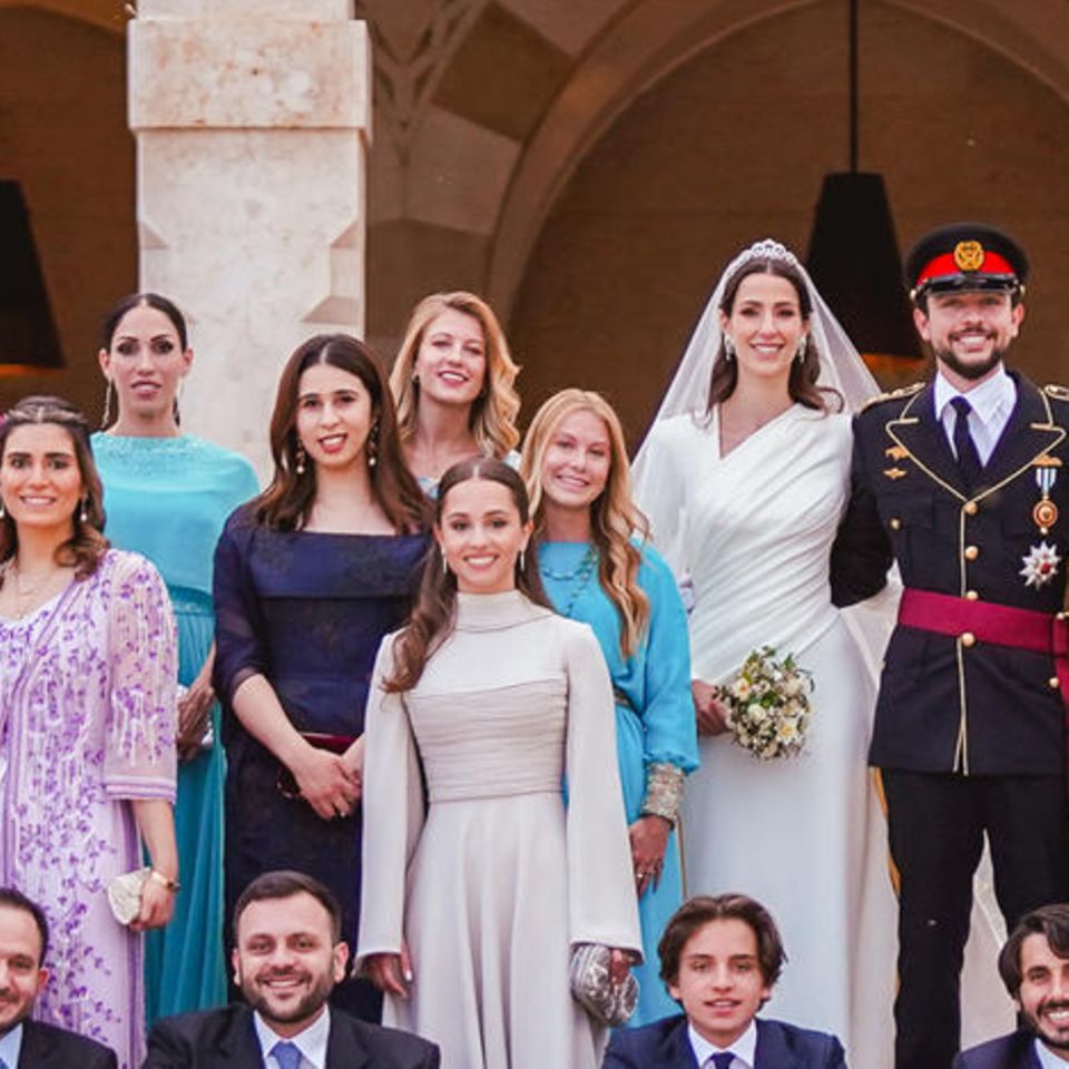 Prinzessin Aisha (Mitte, türkisfarbenes Kleid) zusammen mit ihren Schwester Prinzessin Sara (links hinter ihr) bei der Hochzeit von Prinzessin Rajwa und Kronprinz Al Hussein. 