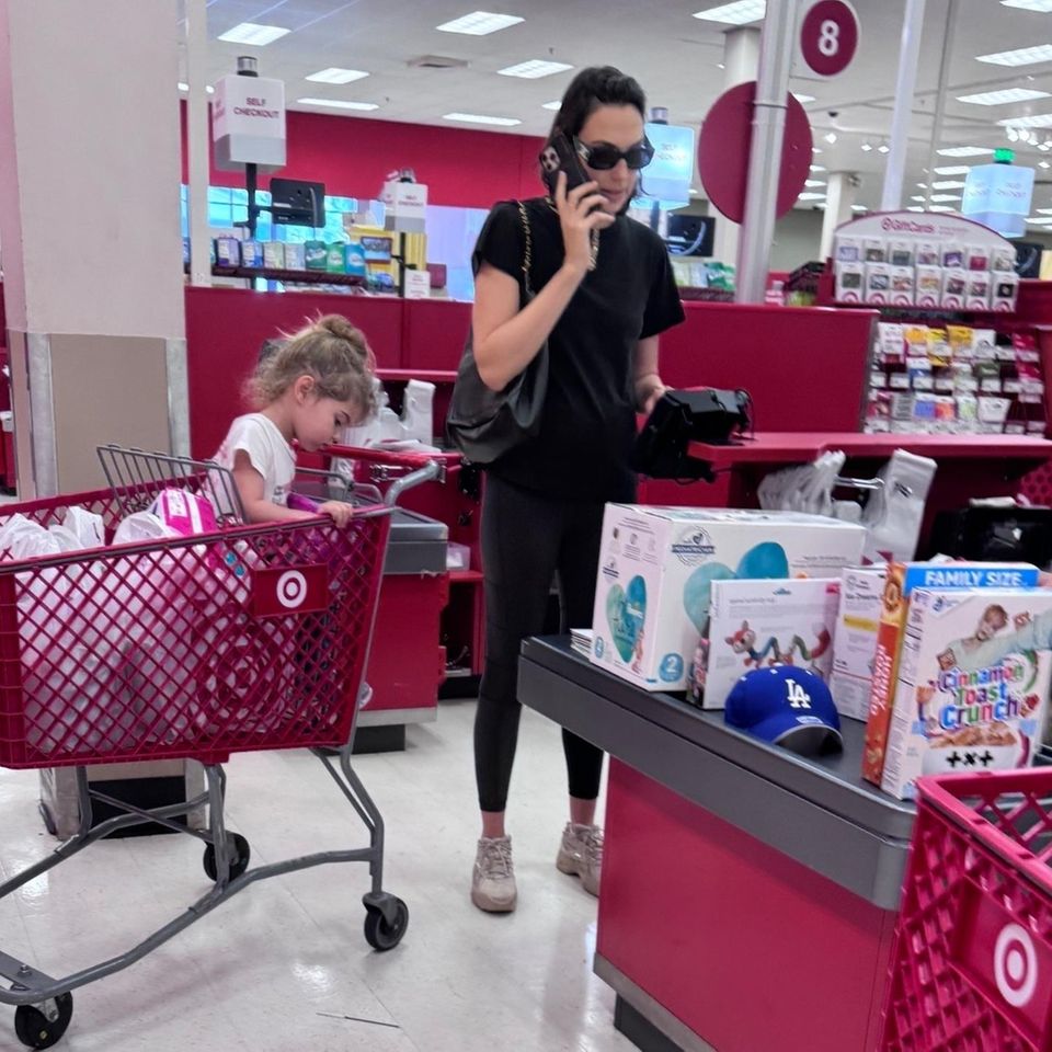 Stars im Supermarkt: Gal Gadot mit Tochter im Supermarkt