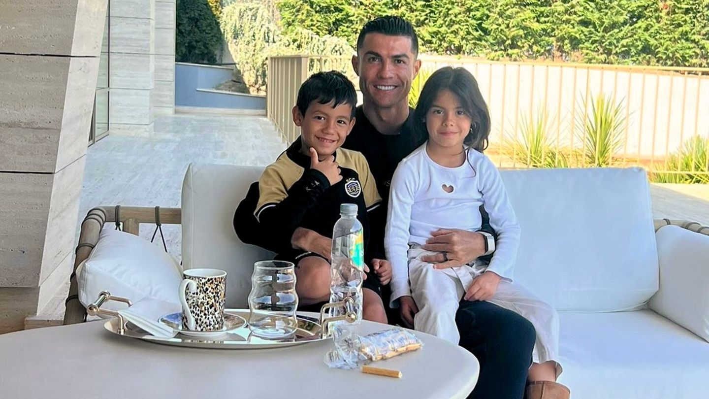 Cristiano Ronaldo + Georgina Rodríguez: Cristinao Ronaldo feiert seine niedlichen Zwillinge