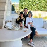 Cristiano Ronaldo lässt es sich nicht nehmen und teilt ebenfalls ein Foto mit den beiden Geburtstagskindern auf Instagram. "Alles Gute zum Geburtstag an meine Lieben, Eva und Mateo! Papa liebt euch sehr", schreibt er dazu. 