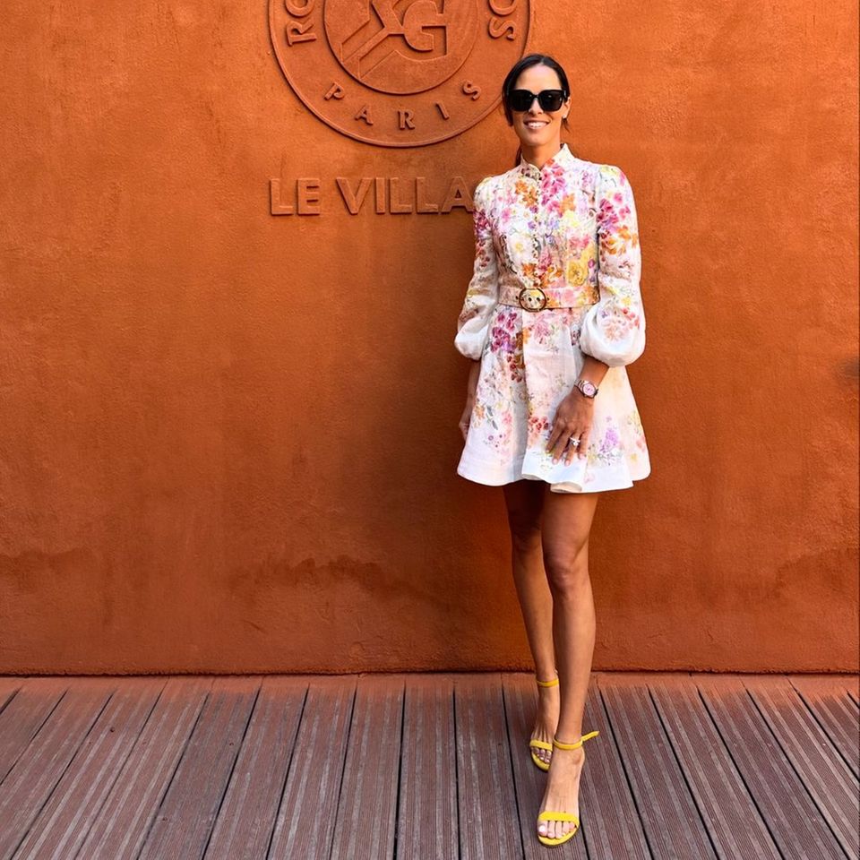 Was für ein Look! Beim Besuch der French Open sorgt Ana Ivanović mit ihrem atemberaubenden Outfit für Schnappatmung bei den Fans. Der Tennisstar posiert in einem floralen Kleid mit süßen Puffärmeln und kombiniert es mit sommerlichen Highheels in strahlendem Gelb. Die Fans haben bei diesem Anblick nur eine Frage: Woher ist dieses Traumkleid? "Ana, du musst uns verraten, woher das Kleid ist" und ähnliche Kommentare überschwemmen innerhalb weniger Stunden den Instagramaccount der ehemaligen French-Open-Gewinnerin.