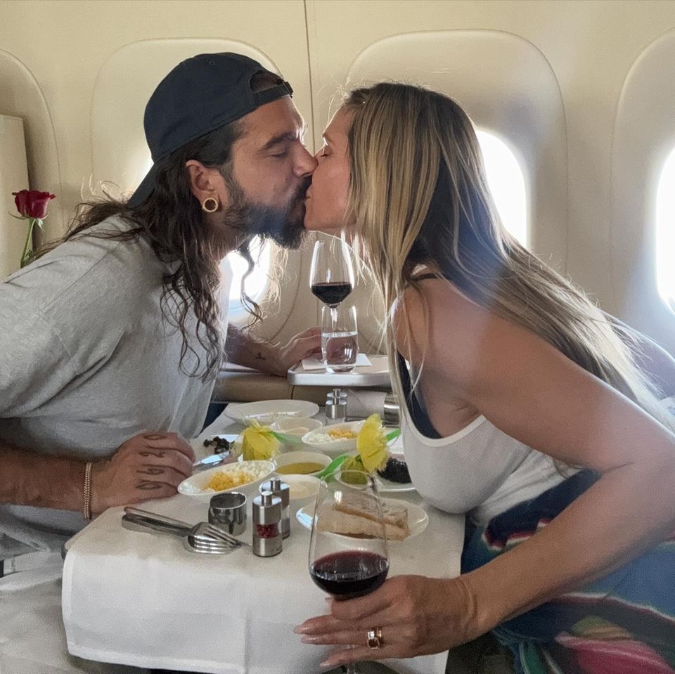 9. Juni 2024 Heidi Klum freut sich auf ein besonderes Date mit ihrem Tom. Über den Wolken genießt das Paar den erste Klasse Service an Board und kann sich so bei einem Gläschen Rotwein ganz auf die Liebe konzentrieren.