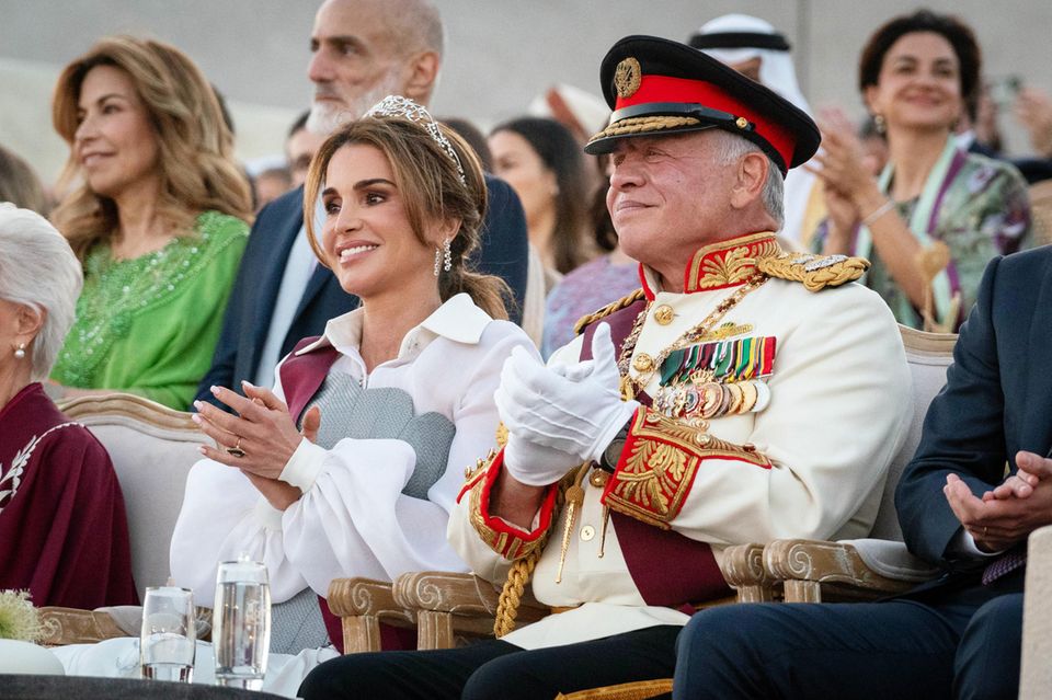 9. Juni 2024 Die Feierlichkeiten in Jordanien wurden eingeleitet: Nicht nur Königin Rania zelebriert das 25. Thronjubiläum ihres Mannes, König Abdullah, – nein, die jordanische Königsfamilie und das ganze Land jubeln mit den beiden.
