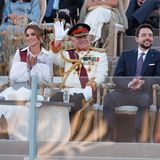 An der Seite des Königspaars zeigt sich ihr ältester Sohn Kronprinz Hussein mit seiner Frau Prinzessin Rajwa. Das Paar feiert den Meilenstein des Vaters und Schwiegervaters ebenfalls ausgelassen.