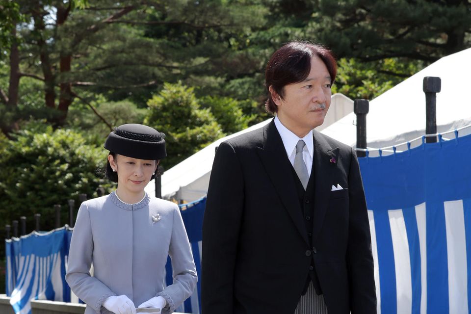 8. Juni 2024 Kronprinz Akishino und Kronprinzessin Kiko erscheinen zur Gedenkveranstaltung anlässlich des 10. Todestag von Prinz Katsura. Dieser war der vierte und jüngste Sohn des japanischen Kaisers Taishō und der Kaiserin Teimei. Er starb am 8. Juni 2014 in Tokio. 