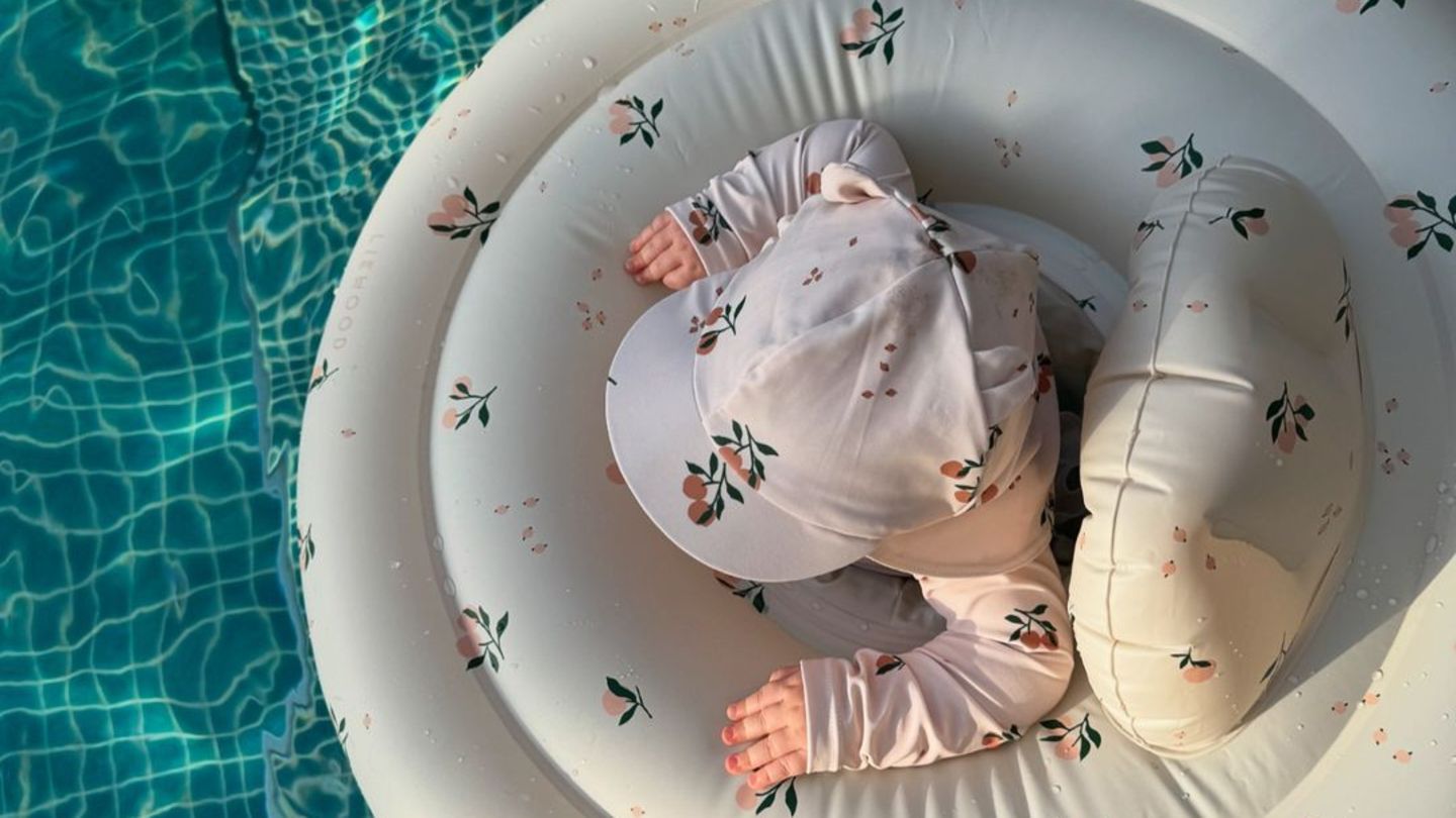 Sommertrend der Stars: Töchterchen Gioia zeigt sich im Schwimmring von der stylischen Seite