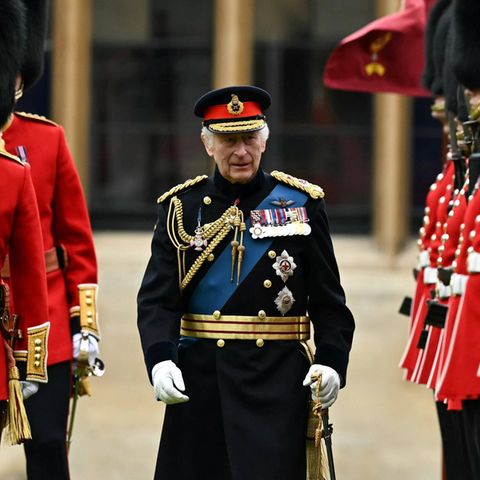König Charles III. und die Kompanien Irish Guards während der Zeremonie auf Schloss Windsor.