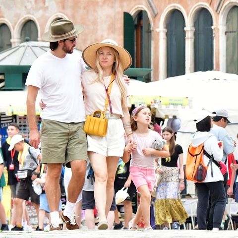 10. Juni 2024 Kate Hudson genießt ihren Sommerurlaub in Italien. Die Schauspielerin wurde bei einem Familienausflug in Begleitung von Danny Fujikawa und Tochter Rani Rose in Venedig gesichtet. Das Trio spaziert durch die Altstadt und kehrt zum Essen in ein Lokal ein. So viel Sightseeing macht schließlich hungrig.