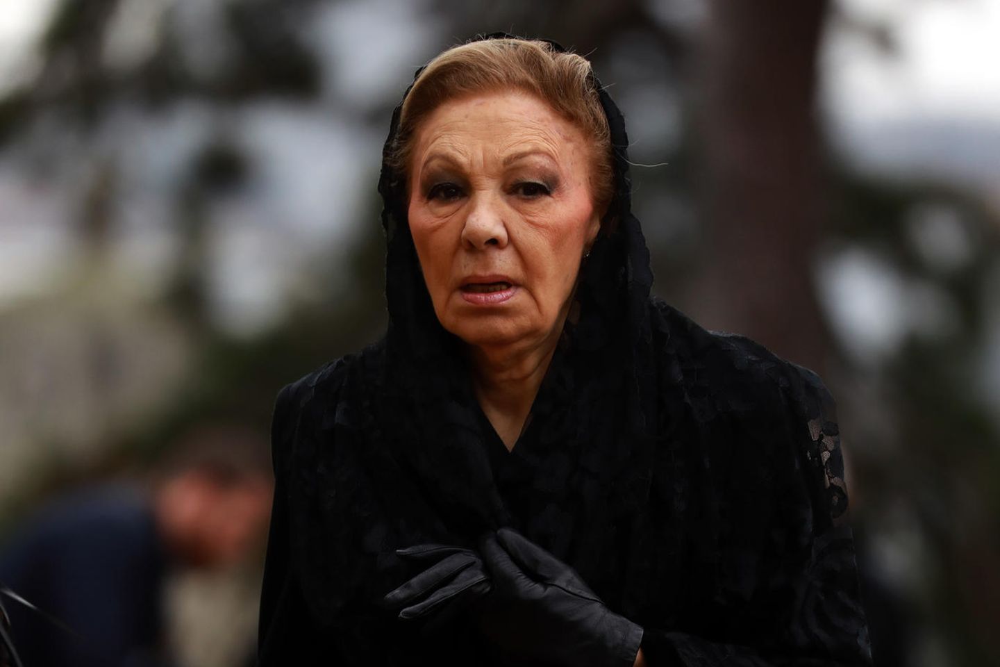 Farah Pahlavi Am Todestag besucht sie das Grab ihrer Tochter Leila