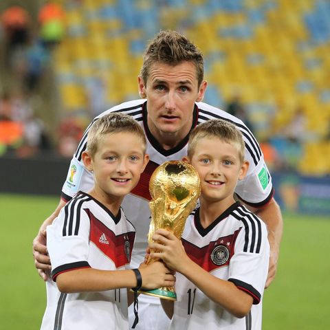 Miroslav Klose mit seinen Zwillingssöhnen Noah und Luan im Jahr 2014