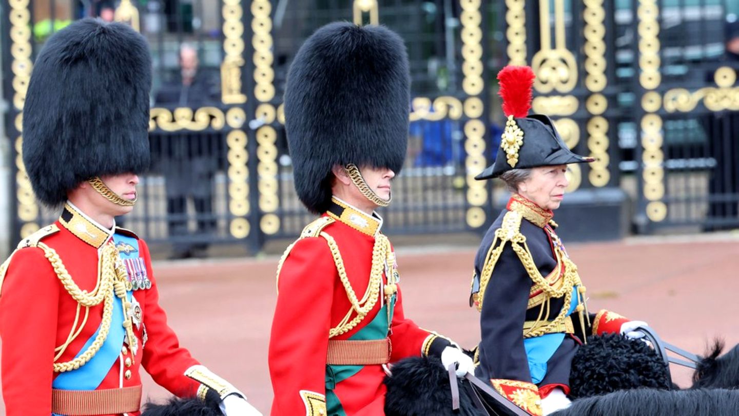 "Trooping the Colour": William, Edward und Anne hoch zu Ross