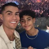 17. Juni 2024 Mit den liebevollen Worten: "Unglaublich, dass du schon 14 bist, wie die Zeit vergeht. Alles Gute zum Geburtstag, mein kleiner Partner! Papa hat dich sehr lieb", gratuliert Cristiano Ronaldo seinem ältesten Sohn zum Ehrentag. Auch wenn der Fußballstar aufgrund der Europameisterschaft nicht bei Cristiano Jr. sein kann, mit dem Herzen ist er bestimmt ganz bei seiner Familie. 