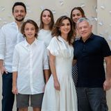 18. Juni 2024 Mit einem neuen Familienporträt wünscht die jordanische Königsfamilie allen Muslimen ein "fröhliches Eid". Für das traditionelle Opferfest Eid ul-Adha kommt das Königspaar mit seinen Liebsten zusammen, um gemeinsam das höchste islamische Fest zu feiern. Die Feierlichkeiten gehen dieses Jahr offiziell bis donnerstags. 
