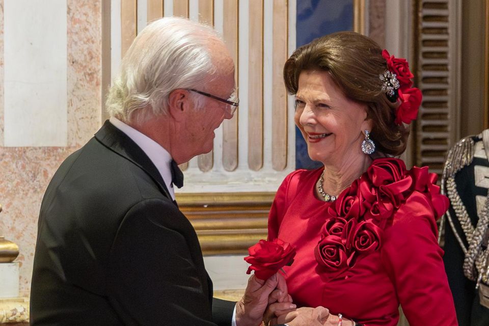 19. Juni 2024 König Carl Gustaf und Königin Silvia feiern am Mittwoch ihren 48. Hochzeitstag. Zu diesem besonderen Anlass teilt das schwedische Königshaus ein neues Foto des Ehepaares, welches sie in einem liebevollen Moment während des privaten Geburtstagsdinners am vergangenen Wochenende im Palast zeigt. Zärtlich hält Carl Gustaf die Hände seiner Silvia und überreicht ihr eine Rose, die sie mit einem strahlenden Lächeln annimmt. Der 48. Hochzeitstag wird auch als "Diademhochzeit" bezeichnet und steht für die Kostbarkeit der Ehe. Wie passend! 0.6665