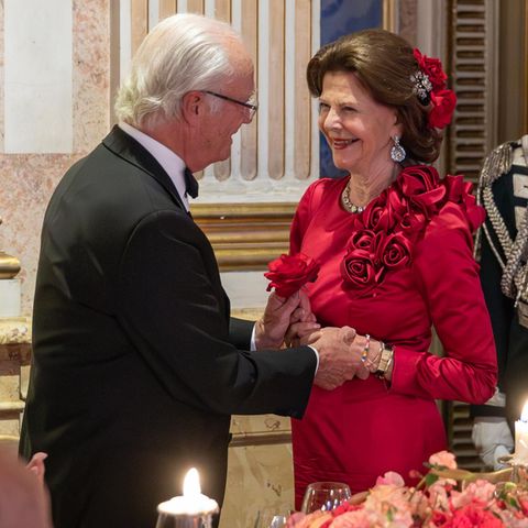 19. Juni 2024 König Carl Gustaf und Königin Silvia feiern am Mittwoch ihren 48. Hochzeitstag. Zu diesem besonderen Anlass teilt das schwedische Königshaus ein neues Foto des Ehepaares, welches sie in einem liebevollen Moment während des privaten Geburtstagsdinners am vergangenen Wochenende im Palast zeigt. Zärtlich hält Carl Gustaf die Hände seiner Silvia und überreicht ihr eine Rose, die sie mit einem strahlenden Lächeln annimmt. Der 48. Hochzeitstag wird auch als "Diademhochzeit" bezeichnet und steht für die Kostbarkeit der Ehe. Wie passend! 0.6665