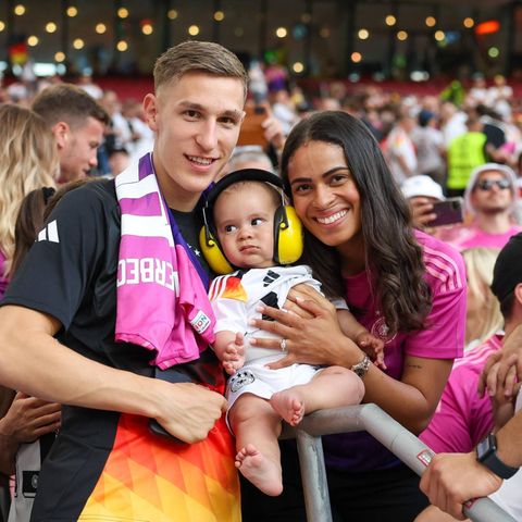 EM-Star Nico Schlotterbeck mit Freundin und Baby im Stadion 1.4982