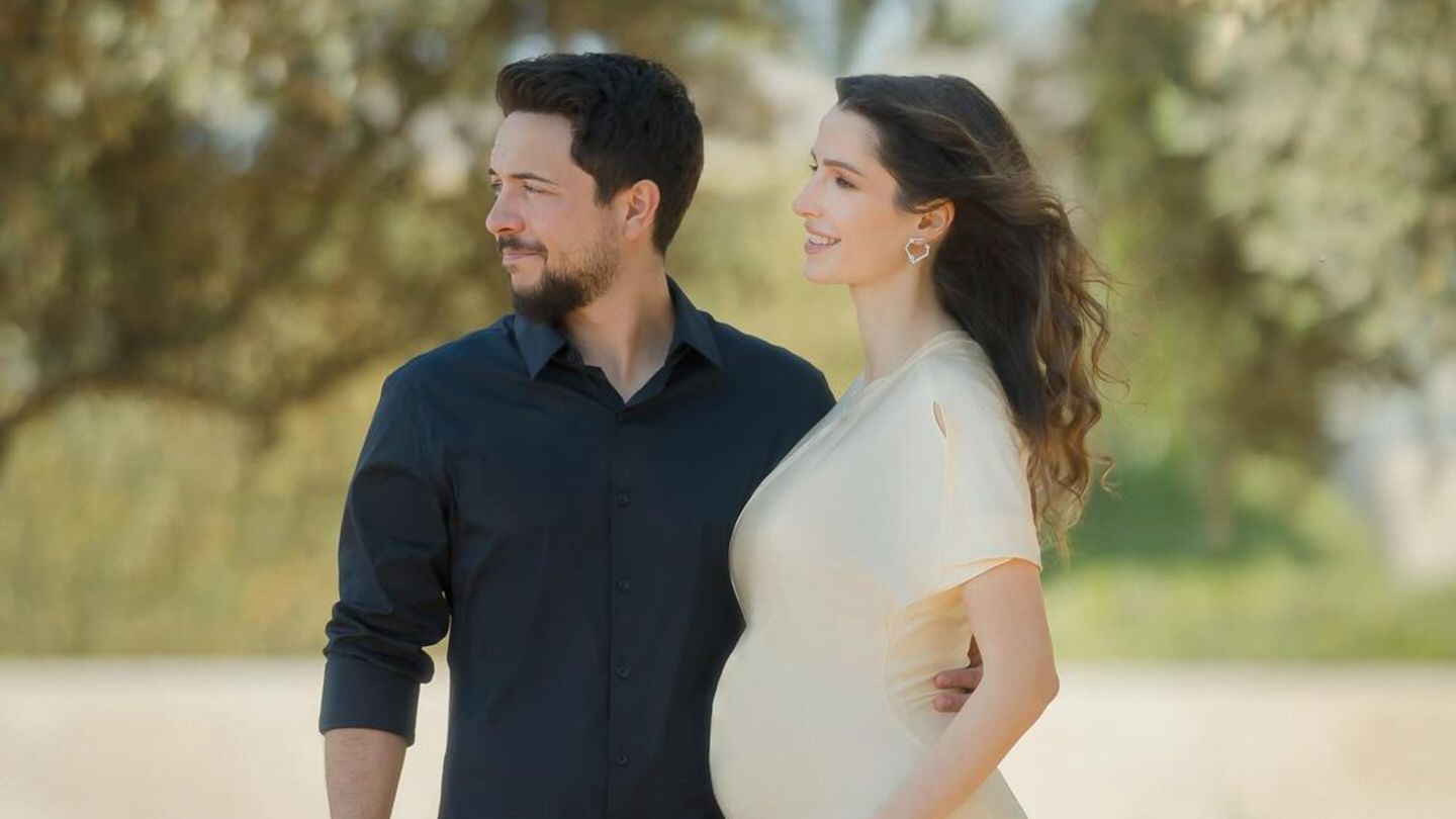 Der Style der Jordanierinnen: Wie groß der Bauch schon ist! Seltenes Babykugel-Bild der Prinzessin