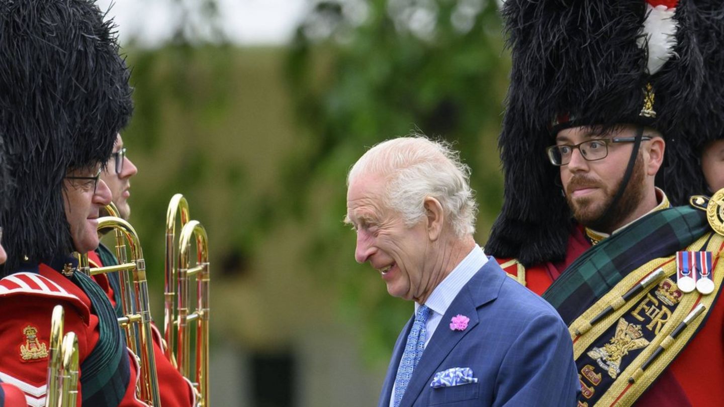 Charles III. und Camilla: Mit dem Helikopter nach Edinburgh