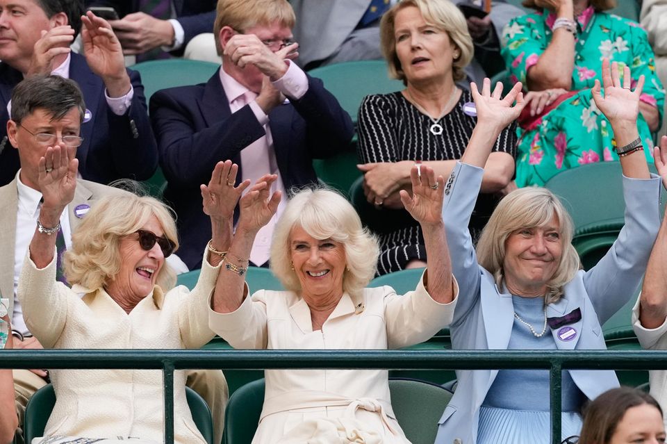 Annabel Elliot und ihre Schwester Königin Camilla haben jede Menge Spaß in Wimbledon.