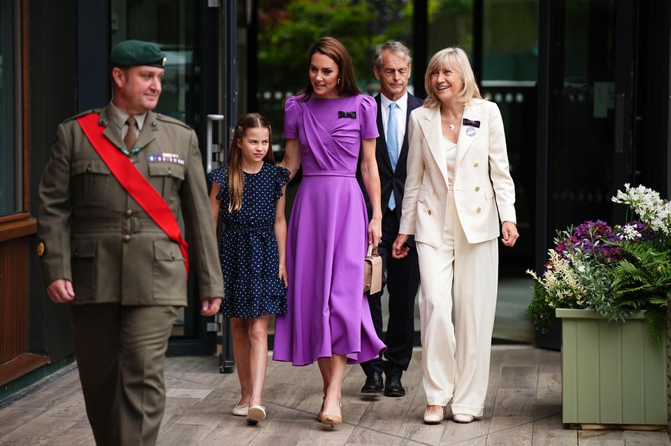 Catherine, Princess of Wales nimmt mit Tochter Charlotte an dem Herren-Finale in Wimbledon teil und setzt dafür auf ein violettes Kleid.